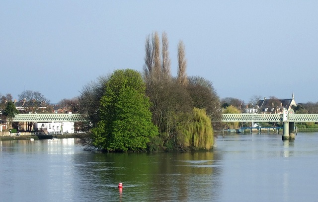10 Beautiful Eyots in River Thames