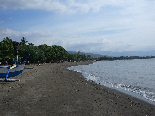 Lovina black sand beach