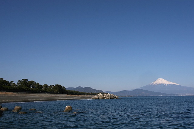 Miho no Matsubara black sand beach