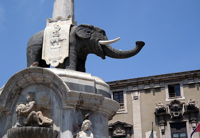 Fontana dell'Elefante statue